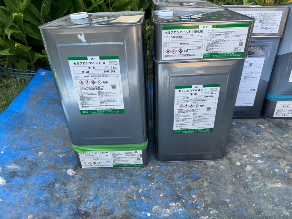 使用材料<br />
←屋根上塗り材料<br />
（油性2液4Fフッ素塗料）